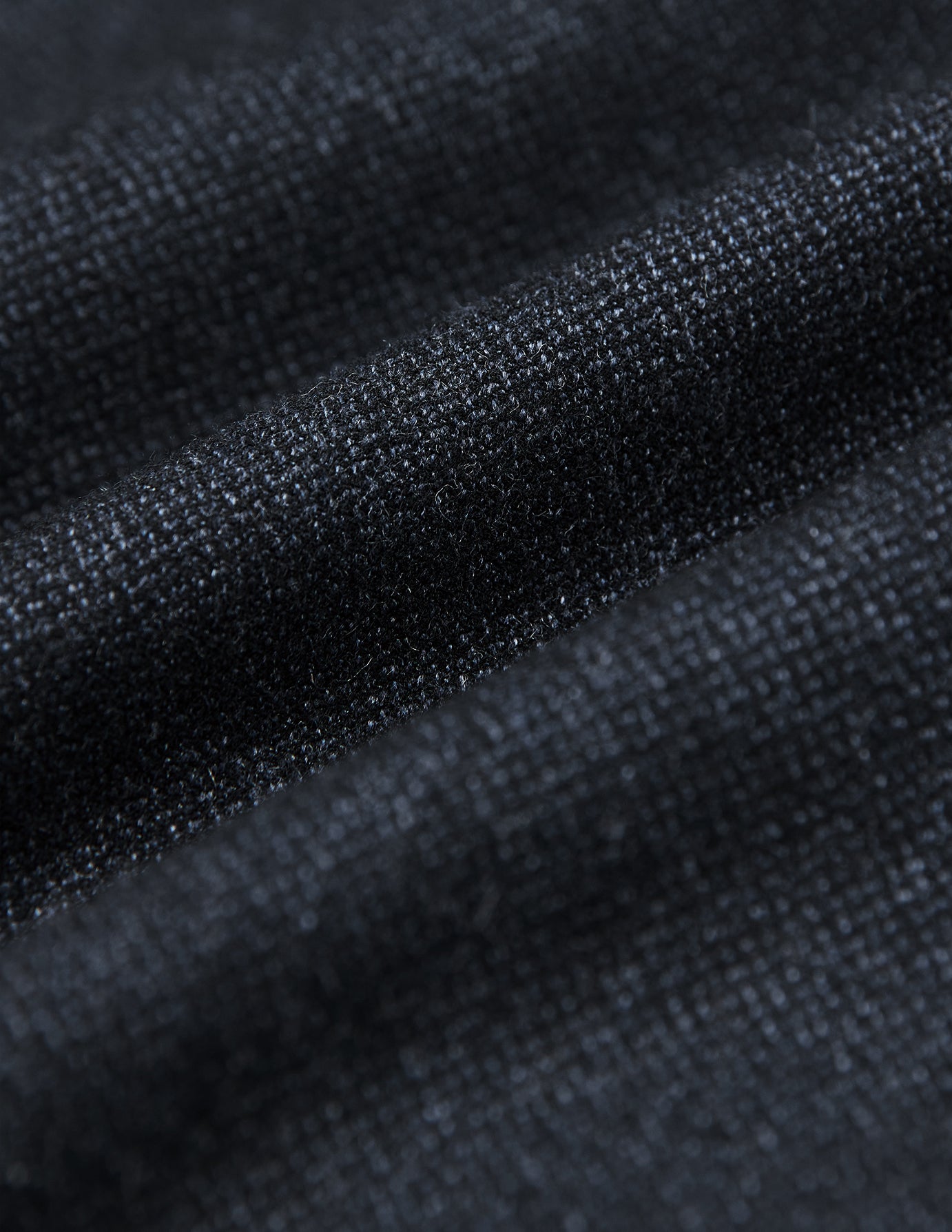 Nærbillede af det strukturerede, mørkeblå Atelier Overshirt-stof med bløde folder.
